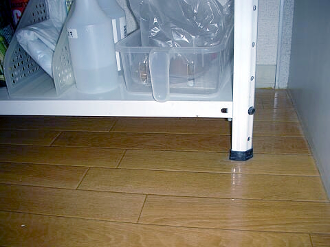 新しい掃除機が入らなかった棚の下の写真