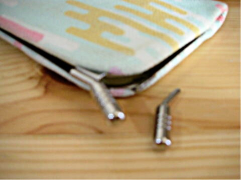 がま口の留め金が取れたカードケースの写真