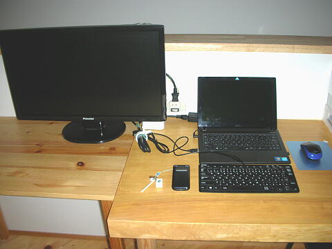 古いモニターとノートPC&キーボードの写真