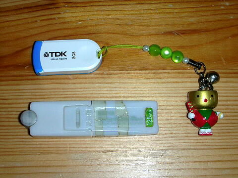 私のUSBメモリと旦那のUSBメモリの写真